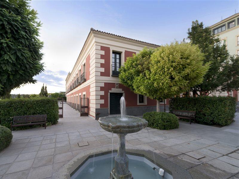 Eurostars Palacio Buenavista Toledo Exterior foto The fountain in the courtyard of the University of Murcia